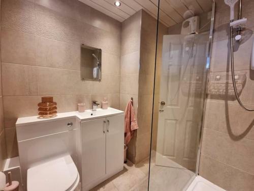 Unique 1-bed Serviced Apartment With Free Parking