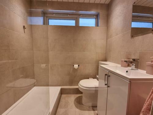 Unique 1-bed Serviced Apartment With Free Parking