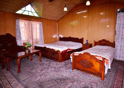 Exotic Young Shreen Houseboat