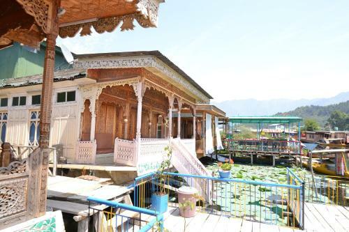 Exotic Young Shreen Houseboat