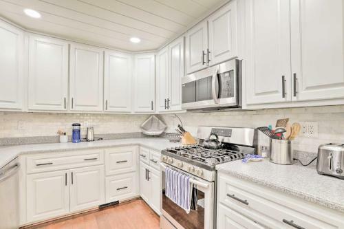 Charming Lakefront Retreat Dock And Boat Slip!