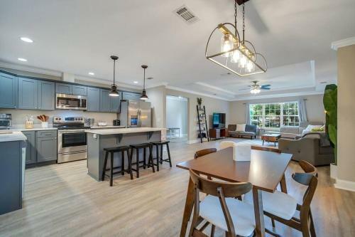 Beautiful New Construction Only 4 Min To Downtown!