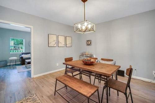 New Cheerful Renovated Home - 5 Min To Downtown!