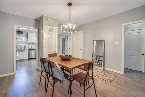 New Cheerful Renovated Home - 5 Min To Downtown!