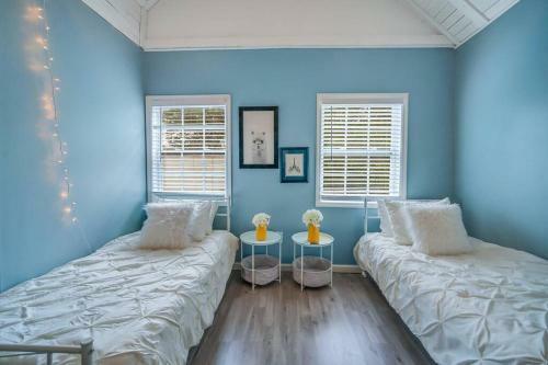 New Cheerful Renovated Home - 5 Min To Downtown!