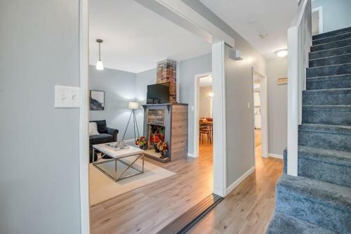 New Cheerful Renovated Home - 5 Min To Downtown!