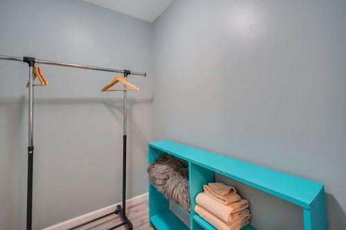 New Cheerful Renovated Home - 5 Min To Downtown!