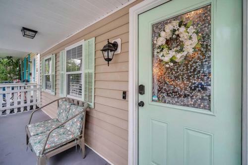 New Cheerful Renovated Home - 5 Min To Downtown!