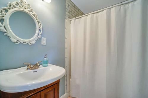 New Cheerful Renovated Home - 5 Min To Downtown!