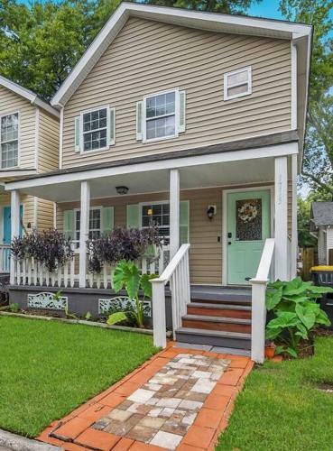 New Cheerful Renovated Home - 5 Min To Downtown!