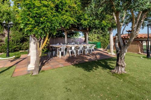 Casa Arnau Casa Con Extenso Jard�n Y Piscina