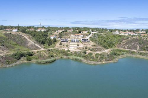 Arrifana Lake House // Premium Views