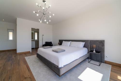 Arrifana Lake House // Premium Views