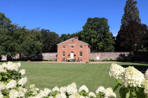 Garden House At Woodhall Estate