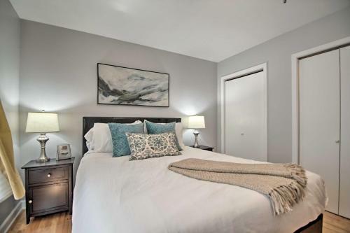 Centrally Located Gurnee Townhome With Deck!