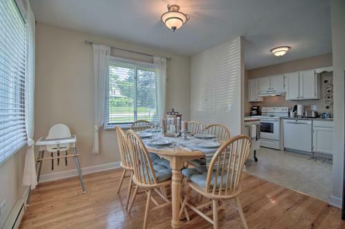 Centrally Located Gurnee Townhome With Deck!