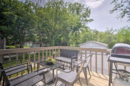 Centrally Located Gurnee Townhome With Deck!
