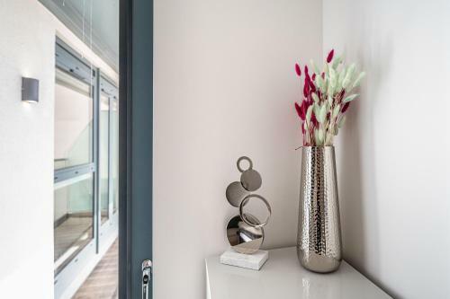 Stunning Quay-side Apartment With Marina Views