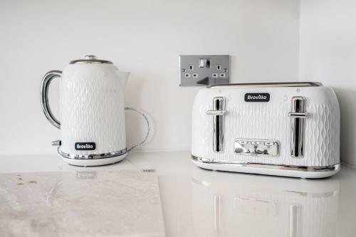 Stunning Quay-side Apartment With Marina Views