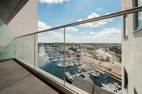 Stunning Quay-side Apartment With Marina Views