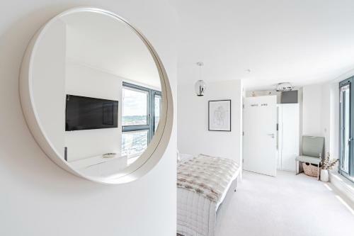 Stunning Quay-side Apartment With Marina Views