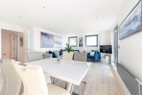 Stunning Quay-side Apartment With Marina Views