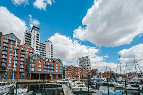Stunning Quay-side Apartment With Marina Views