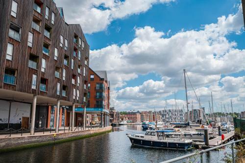 Stunning Quay-side Apartment With Marina Views