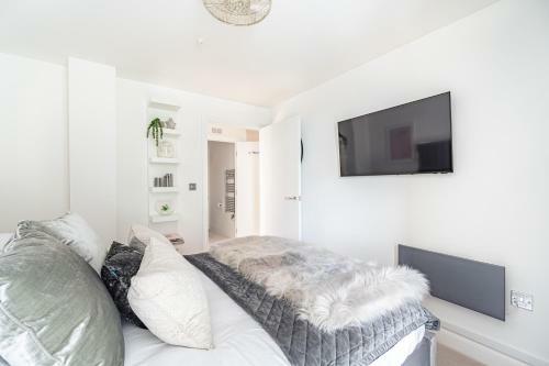 Stunning Quay-side Apartment With Marina Views