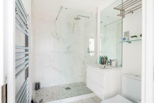 Stunning Quay-side Apartment With Marina Views