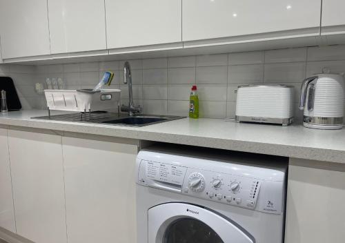 Canterbury Holiday Apartment Sleeps 6