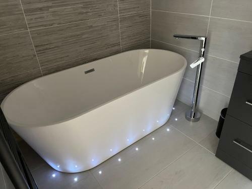 1 Bed Luxury Home In Leeds With Optional Hot Tub