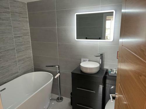 1 Bed Luxury Home In Leeds With Optional Hot Tub