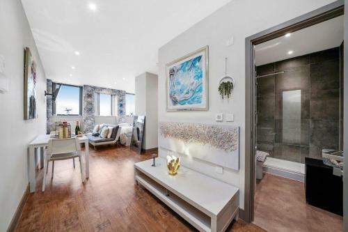 Apartamento Marble Deluxe - City Centre Apt- Parking & Wifi