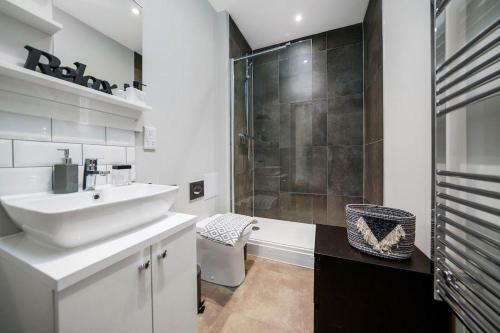Apartamento Marble Deluxe - City Centre Apt- Parking & Wifi