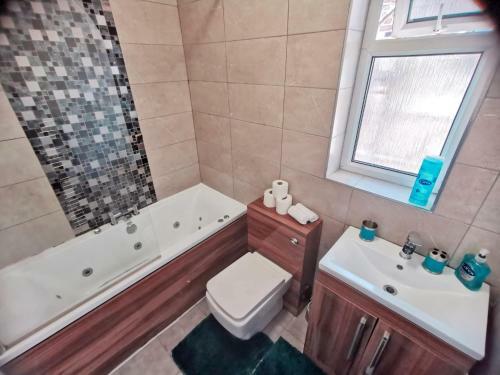 Charming 4-bed House In Manchester