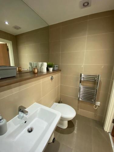 3 Bed Central Apartment *free Parking On Site*