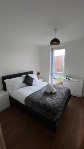 3 Bed Central Apartment *free Parking On Site*