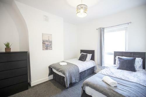 Apartamento 10 Mins From Manchester City Ctr 4-bedroom House