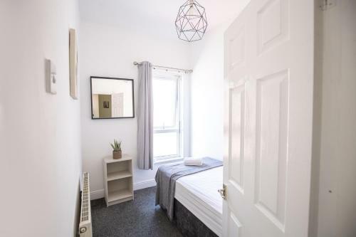 Apartamento 10 Mins From Manchester City Ctr 4-bedroom House