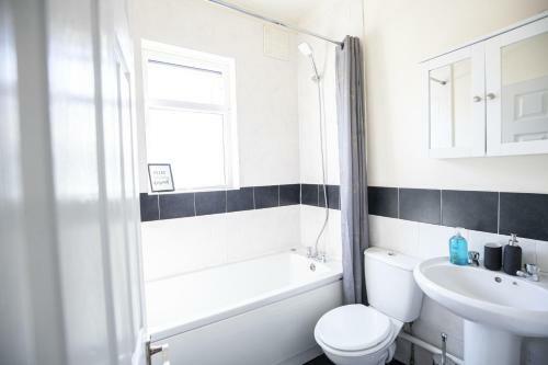 Apartamento 10 Mins From Manchester City Ctr 4-bedroom House