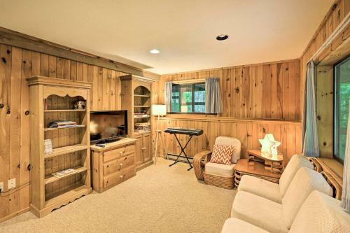 Serene Berkshires Cabin With Deck And Fire Pit!