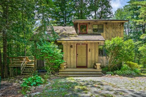 Serene Berkshires Cabin With Deck And Fire Pit!