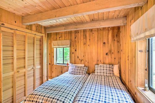 Serene Berkshires Cabin With Deck And Fire Pit!