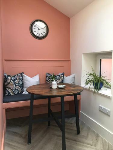 Newly Renovated Seaside Townhouse With Logburner