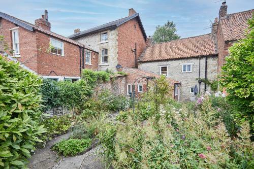 Host & Stay - Sixpence Cottage
