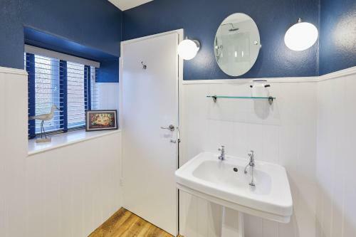 Host & Stay - Sixpence Cottage