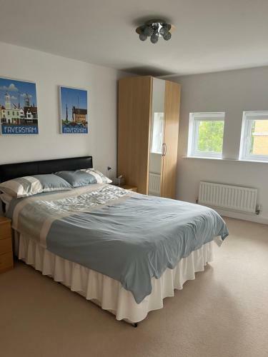 Lakeside Large Double Bedroom & Own Bathroom