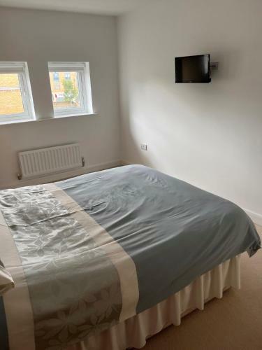 Lakeside Large Double Bedroom & Own Bathroom