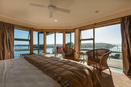 Lodge Cliff Edge By The Sea